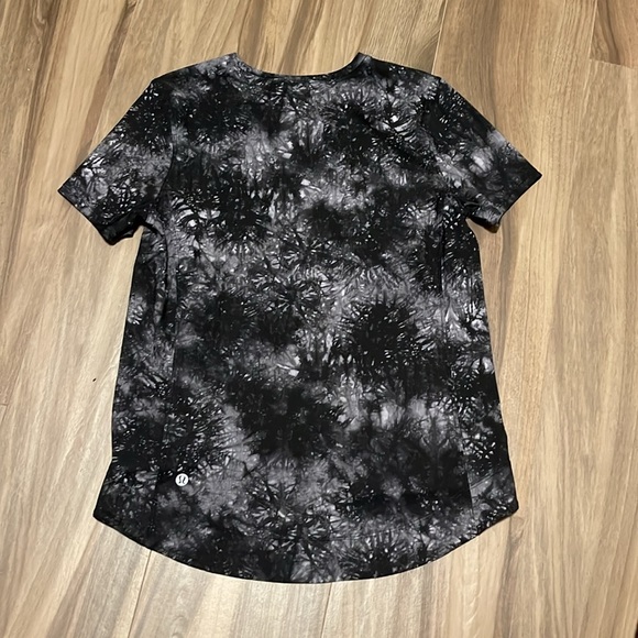 NWOT Lululemon Athletica Black and Gray Graphic High Low T-Shirt - Picture 4 of 5